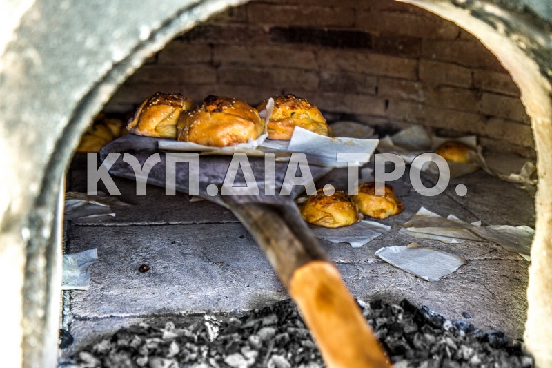 Τοποθετώντας τις φλαούνες στον παραδοσιακό φούρνο, Μένοικο 2014.φωτ: Παναγιώτης Γεωργίου